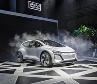 2019年4月15日、上海モーターショーの会場で公開されたアウディのコンセプトカー「AI:ME」。都市部での使用を前提としたコンパクトなEVで、通常の運転に加え、完全自動運転も可能となることが想定されている。