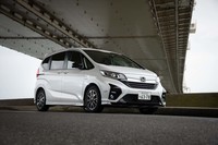 2020年5月に発売された改良型「フリード モデューロX」。空力性能の強化によって走りの上質感を高めている。