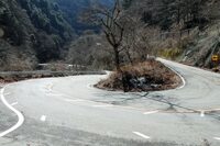 「大菩薩ライン」は、冗談抜きにこういう道が続く。足腰のしっかりしたクルマで、本当によかった。