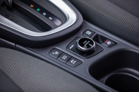 4WD車では搭載パワーユニットにかかわらず、走行モード切り替えスイッチをシフトレバー手前に配置している。写真は「NORMAL」「SNOW」「TRAIL」の3つのモードが用意されるハイブリッド「E-Four」車用のスイッチ。