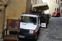 広場で家具とレストランの間に挟まれるようにたたずんでいた初代「フィアット・パンダ」。