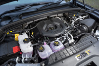 パワートレインは2リッター直4ターボエンジンに2基のモータージェネレーターを組み合わせたもの。駆動を担うモータージェネレーターは、エンジンと8段ATの間に搭載される。