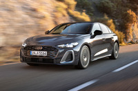 アウディの「A4」と「A4アバント」はモデルチェンジで「A5」（写真）と「A5アバント」に変わる。リアにはハッチゲートが備わっている。