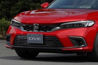 フロントまわりのデザインは、精悍（せいかん）さと親しみやすさがテーマ。軽量なアルミ製ボンネットフードを採用するなど、機能性も追求されている。