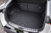 荷室の容量は522リッター。奥行き978mm、最大開口幅1503mmという数値は「RZ450e」と変わらない。床下には小物の整理・収納に便利なサブトランクも設置されている。