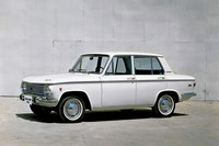 1963年に登場した初代「マツダ・ファミリア」。セダン、クーペ、バン、トラックという幅広いラインナップと、“白いエンジン”と呼ばれた総アルミ製の直4 OHVエンジンが特徴だった。