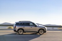 乗り心地は明らかに従来型より上質になった。BEVの「SE ALL4」は自重と低重心も手伝って、落ち着いた乗り味を実現している。