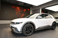 「アイオニック5」も展示中。2024年11月に発売されたばかりの最新モデルだ。