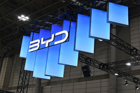 BYDのブースは照明やパネル展示など、全体が同社の独自技術である「ブレードバッテリー」をモチーフにデザインされていた。