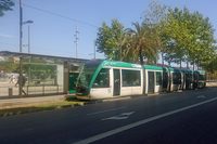 日本では廃れた感のある路面電車だが、欧州では環境に優しい移動手段として交通の一翼を担っている。写真はスペイン・バルセロナのトラム。