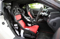 カーボンシェルタイプのRECARO製専用フルバケットシートを装備。