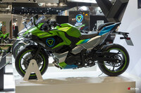 HEVモデルについては、今のところ詳細な情報のアナウンスはない。モーターやエンジン、バッテリーの諸元はもちろんだが、動力を伝達・遮断・融合・分割する、動力伝達系の構造も気になるところだ。