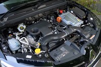 パワートレインは1.6リッター直4エンジン（最高出力94PS）と駆動用モーター（同49PS）、発電用モーター（同20PS）の組み合わせ。駆動用リチウムイオンバッテリーの容量は1.2kWh。