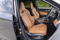 「F-PACE」の「R-DYNAMIC HSE」グレードにはデザインと質感に優れた「シエナタンパーフォレイテッドウィンザーレザーパフォーマンスシート」が標準で装備される。フロントシートにはヒーター＆クーラー機能が備わる。