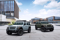 ボディーカラーは、ライトブルーの「アールC/C」（写真左）と、深いグリーンの「サージグリーンC/C」（写真右）が設定される。