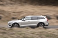 ボディーのスリーサイズは全長×全幅×全高＝4785×1895×1505mm。専用バンパーやホイールハウスへのガード装着などにより、「V60」よりも15mm長く、45mm幅広く、70mm高くなっている。最低地上高は「V60」よりも65mm高い210mm。