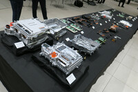 第1世代（上）と第2世代（下）の「ノートe-POWER」に搭載されるインバーター。その大きさは、前者が13.9リッターなのに対し、後者は8.4リッターとなっている。