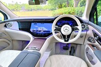 インテリアについては、ドアトリムとインストゥルメントパネル、センターコンソールを流れるようにつないだ、優雅な意匠が特徴。オプションで、液晶メーターを含む3枚のディスプレイからなる「MBUXハイパースクリーン」が用意される。