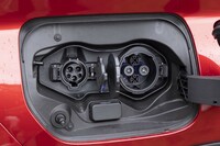 駆動用リチウムイオンバッテリーの容量は13.8kWhで、EV走行換算距離は57.3km。普通充電だけでなく急速充電にも標準対応している。