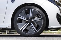 タイヤ＆ホイールは18インチ。フィン付きのカバーを備えたホイールは「GT」専用デザインだ。