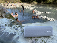 シエナ県の温泉にて水（湯）しぶきを浴びる。色は「ルーナーホワイト」（写真）と「シャドーブラック」の2種。日本国内での価格は2万3800円。充電にはUSB-Cケーブルか、別売のQi規格によるマグネット式専用クレードルを用いる。