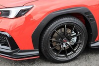 空力性能にもこだわりをみせる新型「WRX S4」。ホイールハウスにはSUVのような樹脂パーツが装着されており、“空力テクスチャー”と呼ばれる特殊な表面加工の働きで、周囲の空気の流れを適切に整える。