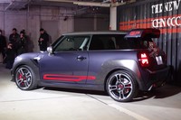 ボディーカラーは「レーシンググレーメタリック」。レッドの差し色でドレスアップされている。