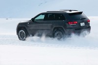 雪道を駆け抜ける「グランドチェロキー トレイルホーク」。4WDシステム「クォドラトラックII」にリアの電子制御式LSDを組み合わせることにより、滑りやすい路面でも安定した走りを実現する。
