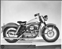 長い歴史を誇るハーレーダビッドソンの「スポーツスター」。基本的なキャラクターは1952年登場の「モデルK」ですでに完成しており、1957年にはOHVエンジンを搭載し、初めてスポーツスターを名乗る「XLスポーツスター」（写真）が登場。今日に至る人気を確立した。