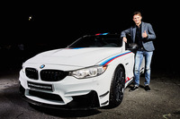 「BMW M4 DTMチャンピオンエディション」と、DTMの2016年ドライバーズタイトルを獲得したマルコ･ヴィットマン選手。