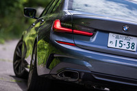 L字型をモチーフにしたというLEDのテールランプ。高さが抑えられた横長のランプは、最新のBMW各車に共通する意匠でもある。