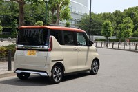 左右のテールランプが離れているようなデザインとすることで、実際よりもボディーがワイドに見えるようにしている。