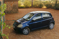 ある広大な屋敷の片隅にたたずんでいた初代「ヤリス」。2020年夏トスカーナ州にて撮影。