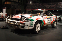 リトラクタブルヘッドライトを採用していたトヨタの名車をもう一台。写真は、日本人ドライバー藤本吉郎が1995年のサファリラリーで優勝した「トヨタ・セリカGT-Four」（ST185）。