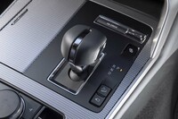 マツダが「エレキシフト」と呼ぶシフトセレクター。後退と前進、走行と停止の切り替え時に必ず角に当たるため、誤操作しづらい。