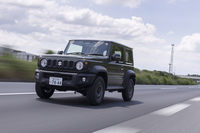 アダプティブクルーズコントロールが全車に標準化されたのが最新モデルならではのポイント。4段ATモデルは全車速追従式だ（サイドブレーキなので停止後の保持時間は短い）。