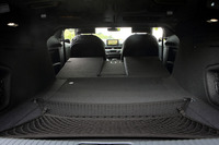 3分割式の後席を前に倒すことで、荷物の積載量を拡大できる。（写真は、トランクルーム側から室内を見た様子）