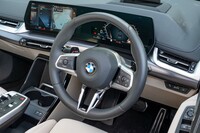 新型ではステアリングのボタンが整理され、ダイヤルとスライドスイッチを積極的に使うスタイルになった。左のパドルを引き続けると10秒間の「スポーツブーストモード」が起動する。