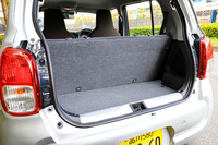 荷室の仕様は他のグレードと共通。床下には発泡スチロール製のラゲッジアンダーボックスが備わる。