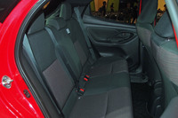 「ヤリス」のリアシート。前後に身長170cmの大人が乗車した場合、膝先には空間は握りこぶし1つ半ほどの空間が残る。