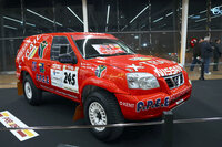 2002年パリ-ダカールにプライベート参加した「日産エクストレイル」。フランスの人気ロック歌手・故ジョニー・アリディがステアリングを握った。