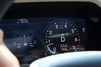 走行モードやドライブトレインの状態は、センターディスプレイやメーターで確認が可能。今回は、走行モードは「泥／わだち」、副変速機はローレンジ、車高はハイの状態で試乗を行った。