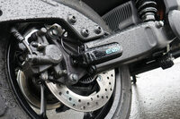 制動装置には四輪の電動車と同じく、摩擦ブレーキと回生ブレーキの両方を採用。制動時の操縦安定性を重視し、回生効率より操作性のよさを重視した設定となっている。