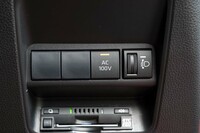 AC100Vコンセントのオン／オフスイッチはステアリングポストの右下に用意されている。