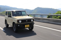 現行型「ジムニー」の車両重量は、MT仕様で1030kg、AT仕様で1040kg。2.5tを超える「Gクラス」の4割程度しかない。