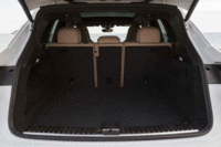 荷室の容量は「カイエン」と「カイエンS」が770～1770リッター、「カイエン ターボ」が745～1680リッター。（写真をクリックすると荷室のアレンジが見られます）