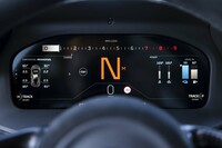 液晶メーターの表示パターンは、写真のグラフィックのほか、円形メーターを中心に据えたものに切り替えられる。