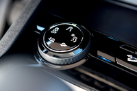 装備が自慢の「プジョー3008クロスシティー」発売の画像