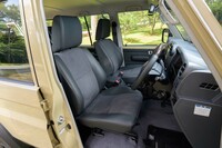 シートはファブリックと合皮のコンビタイプ。ドアパネルを見ると、助手席側にはドリンクホルダーがあるのだが、運転席側にはない。ドアはテールゲートを含めてラッチが硬く、「バチャン！」と閉まる感覚が懐かしい。慣れないうちは半ドアに注意しよう。