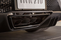 マフラーはセンター4本出し。中央の2本と左右の2本とで形状が異なる。